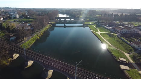 Brücke-Mit-Eisenbahn-Auf-Dem-Fluss-Orb-Beziers-Drohnen-Luftaufnahme